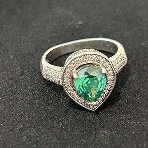 Gorgeous Vintage Voreno Sterling Silver W/Green Emerald Stone Diamond Cubes Ring